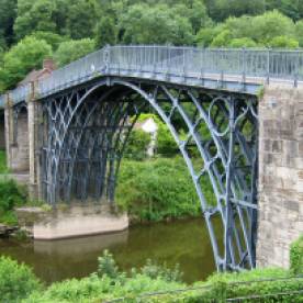 Iron bridge, Pont en arc, Conception A. Darby III, Architectes T. F. Pritchard et John Wolkinson, fonte, 1773-1779, Angleterre, Ironbridge, ©wikipedia .