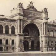 Porte de Palais de l'industrie, architecte Jean-Marie Viel et ingénieurs Alexis Barrault et Georges Bridel, 1855, Paris, http://www.pyroscaphe.com/alienworkers/vuesdeparis/browse/108.htm.