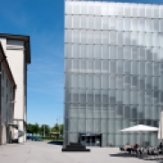 Façade du Kunsthaus Bregenz, architecte Peter Zunithor, verre béton et acier, 1997, Bregenz, Autriche, http://www.architravel.com/, photo © Heinz Fischer